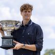 Jannik Sinner com o troféu referente à conquista do Australian Open