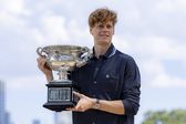 Jannik Sinner com o troféu referente à conquista do Australian Open