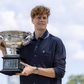 Jannik Sinner com o troféu referente à conquista do Australian Open