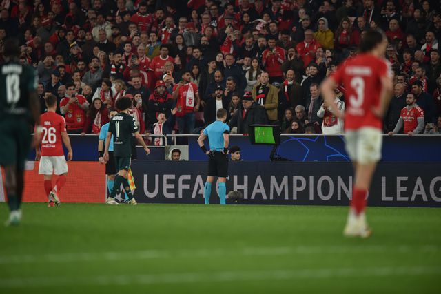 Árbitro do Benfica-Mónaco recorreu ao VAR em mais que uma ocasião