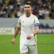 Cristiano Ronaldo caminha pelo campo, durante um jogo pelo Al Nassr na Champions League asiática