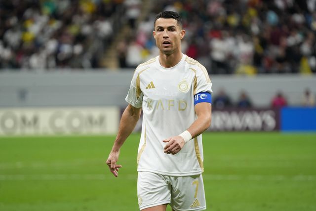 Cristiano Ronaldo caminha pelo campo, durante um jogo pelo Al Nassr na Champions League asiática