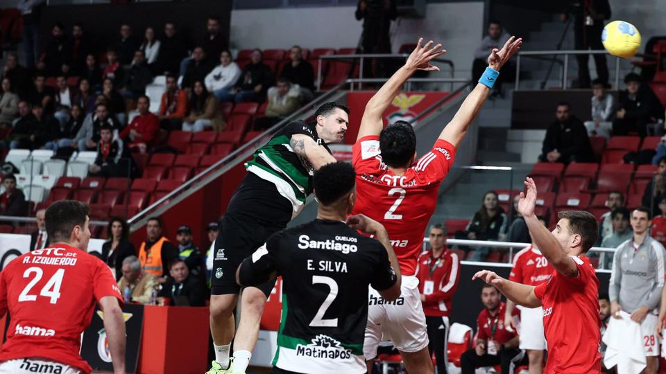 Jogo de andebol entre Benfica e Sporting, época 2024/25
