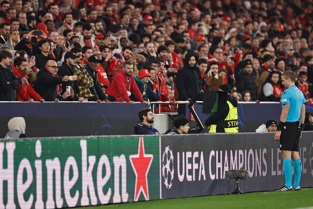 Adepto do Benfica oferece nota de 50 euros a árbitro