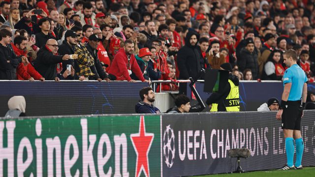 Adepto do Benfica oferece nota de 50 euros a árbitro