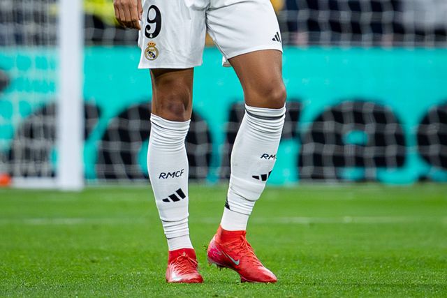 A ovação e as vénias para Mbappé depois de marcar três golos ao Man. City (vídeo)