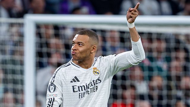 A ovação e as vénias para Mbappé depois de marcar três golos ao Man. City (vídeo)