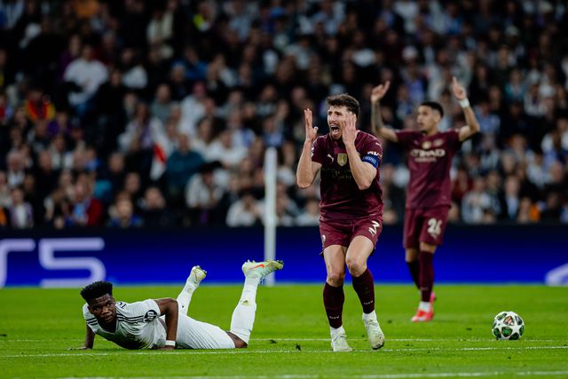 Rúebn Dias reclama com o árbitro por uma falta sobre Tchouaméni