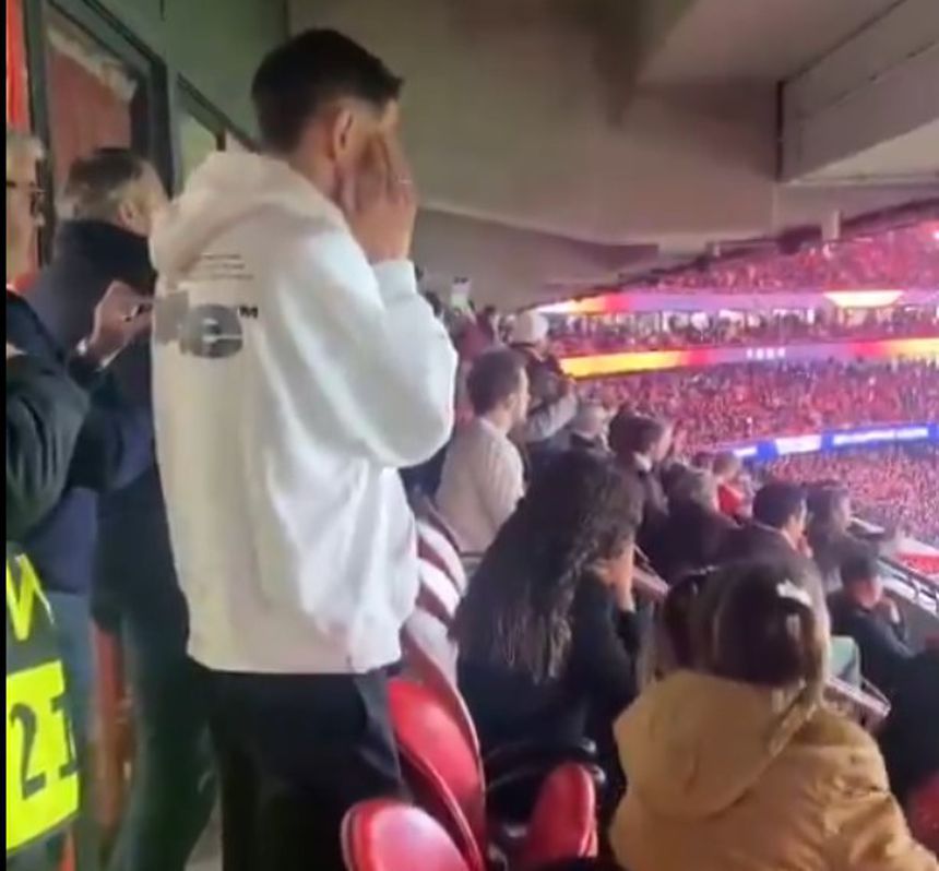 Di María momentos antes de Pavlidis marcar contra o Mónaco