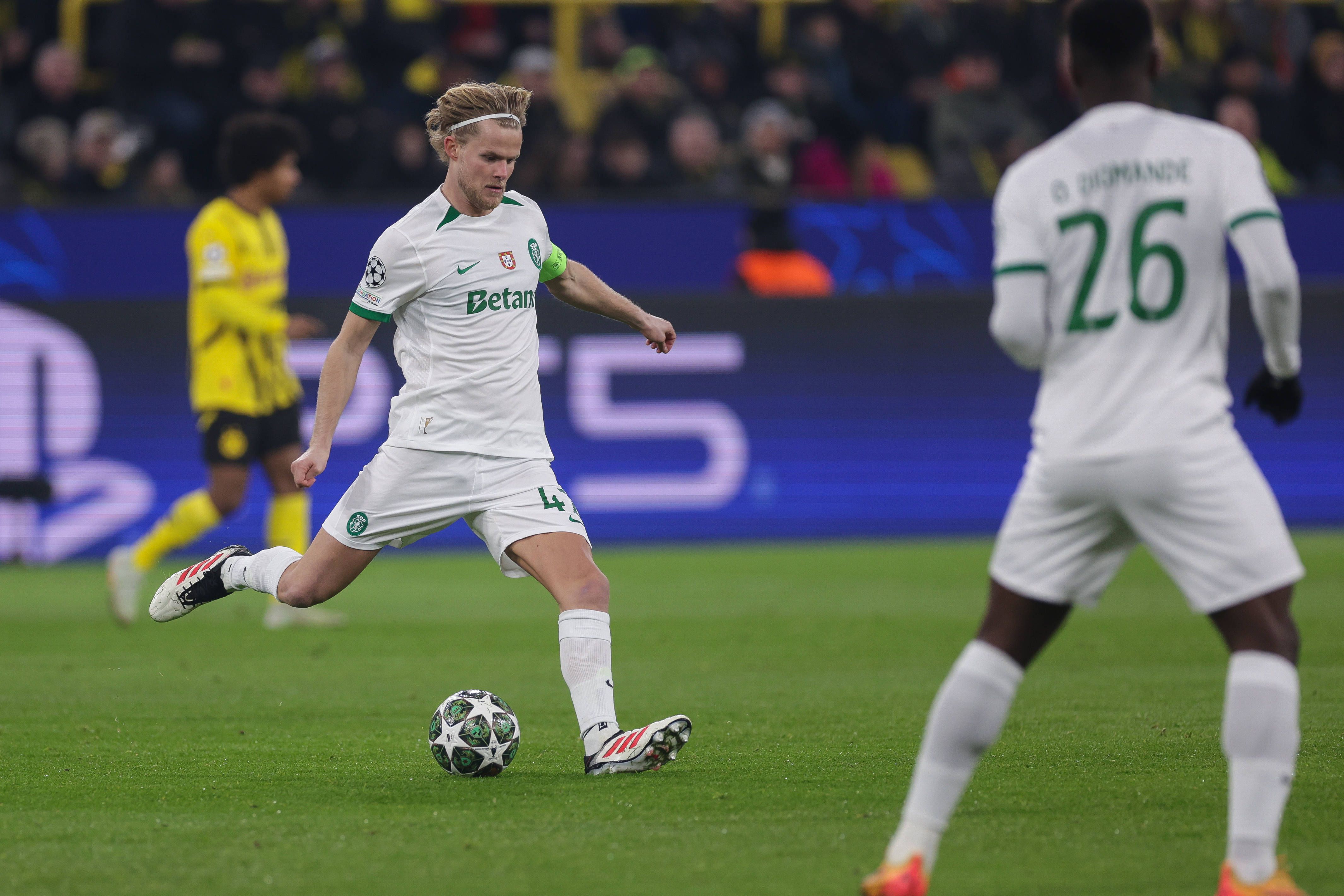 Morten Hjulmand no jogo do Sporting frente ao Borussia Dortmund