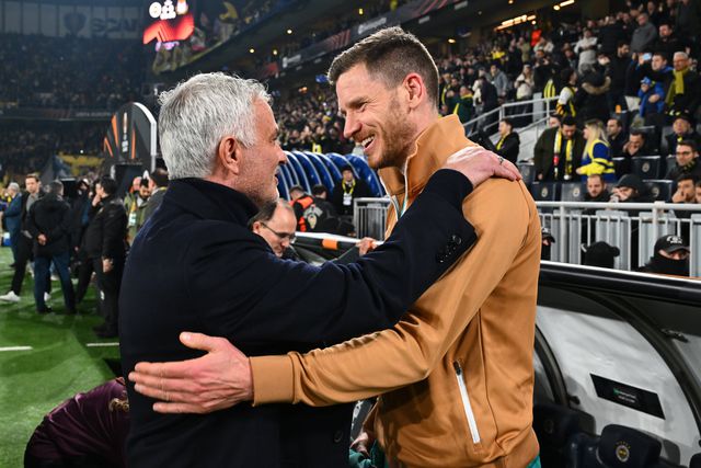 O abraço entre José Mourinho e Vertonghen no jogo de Istambul, que o Fenerbahçe venceu o Anderlecht por 3-0 (FOTO IMAGO)