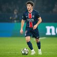 João Neves a jogar pelo PSG no Parque dos Príncipes frente ao Brest