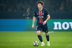 João Neves a jogar pelo PSG no Parque dos Príncipes frente ao Brest