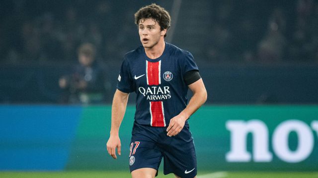 João Neves a jogar pelo PSG no Parque dos Príncipes frente ao Brest