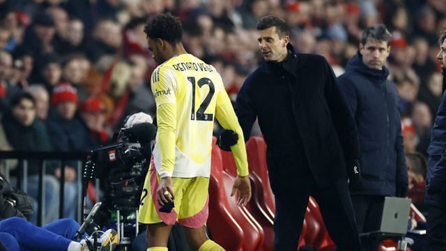 Renato Veiga a sair devido a lesão e a ser cumprimentado pelo treinador, Thiago Motta