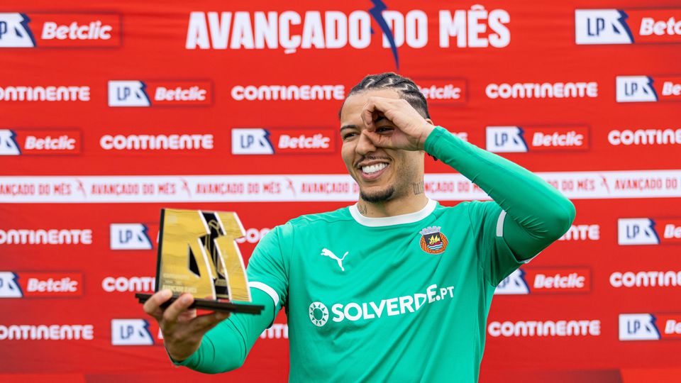 Clayton recebeu o prémio de melhor golo do mês de janeiro da Liga Portugal (Foto: Liga Portugal)