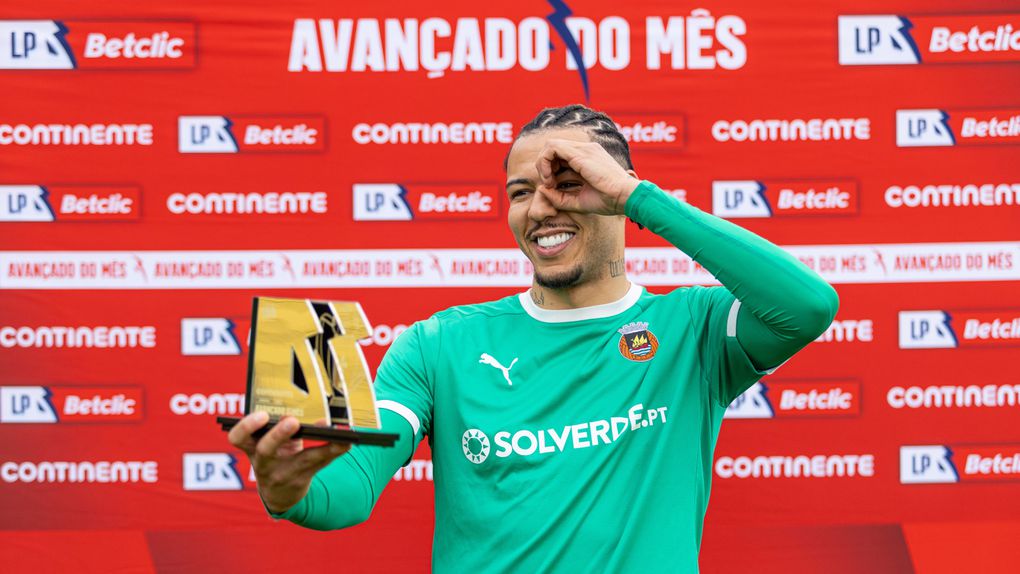 Clayton recebeu o prémio de melhor golo do mês de janeiro da Liga Portugal (Foto: Liga Portugal)
