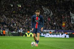Kvaratskhelia a representar o PSG na UEFA Champions League