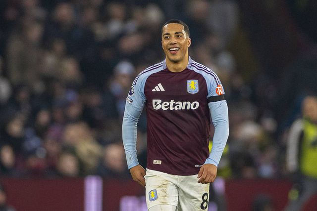 Tielemans a celebrar o seu golo pelo Aston Villa frente ao Liverpool