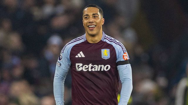Tielemans a celebrar o seu golo pelo Aston Villa frente ao Liverpool