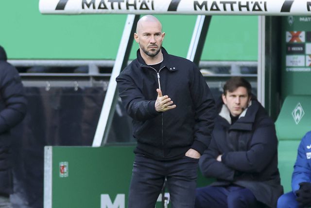 Christian Ilzer, treinador do Hoffenheim, dando indicações à equipa num jogo com o Werder Bremen na Bundesliga