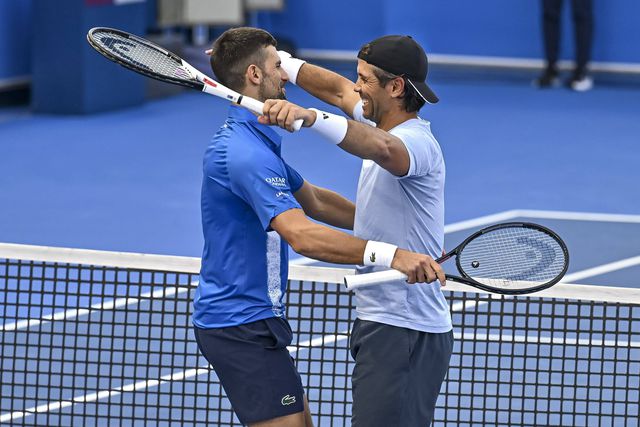 Novak Djokovic e Fernando Verdasco abraçam-se após o final da partida