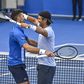 Novak Djokovic e Fernando Verdasco abraçam-se após o final da partida