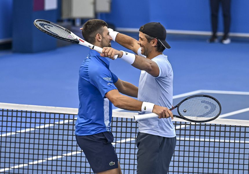 Novak Djokovic e Fernando Verdasco abraçam-se após o final da partida