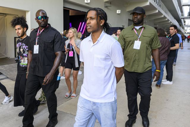 Inocentado de dois crimes, namorado de Rihanna avança para compra de clube inglês