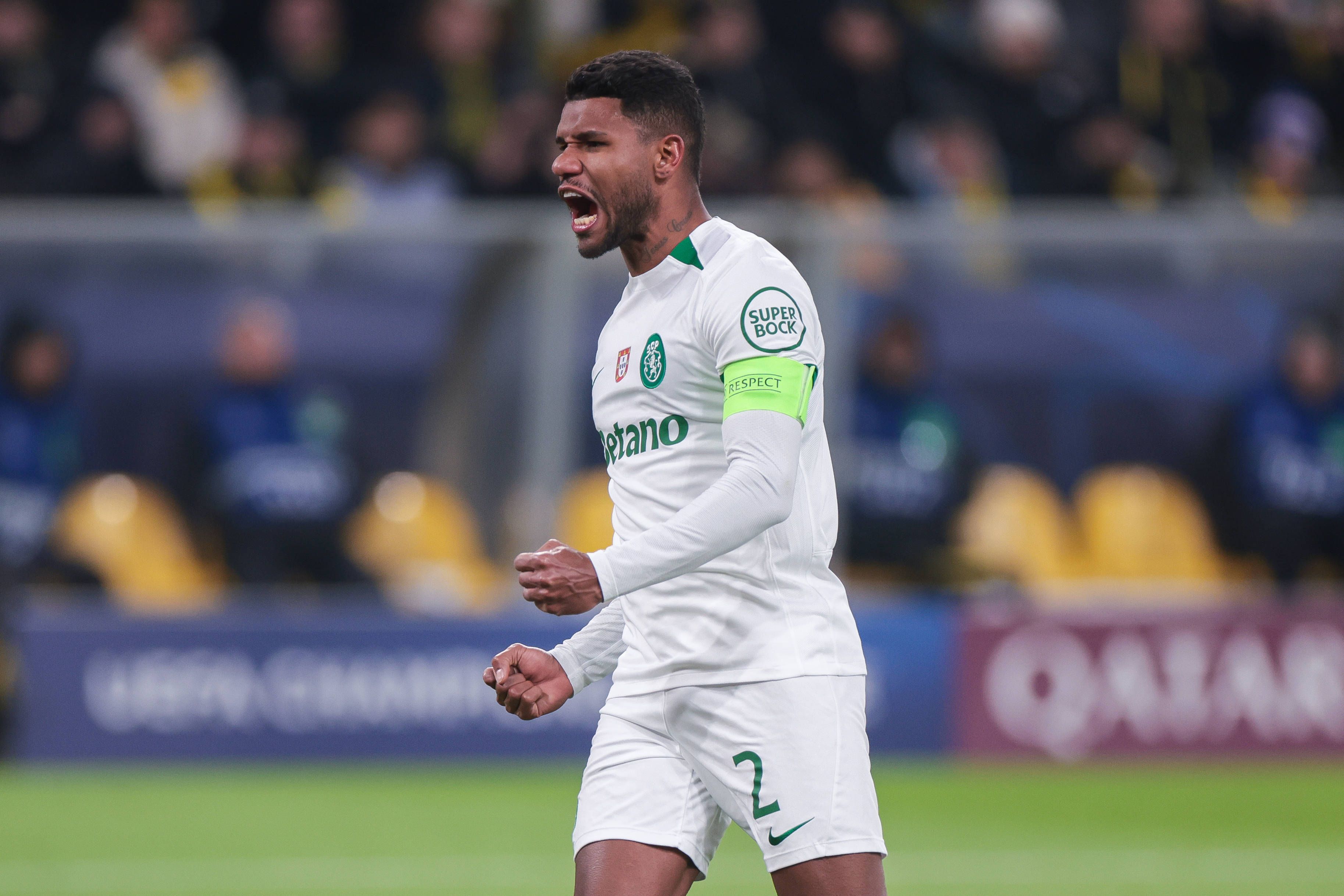 Matheus Reis com a braçadeira de capitão do Sporting, no jogo frente ao Borussia Dortmund