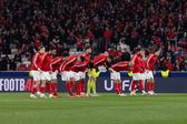 Jogadores do Benfica fazem a vénia aos adeptos na Luz