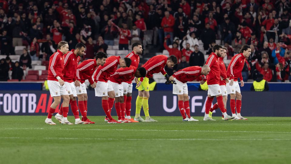 Jogadores do Benfica fazem a vénia aos adeptos na Luz