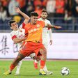 Cryzan, jogador do Shandong Taishan, protege a bola frente ao Shangai Port