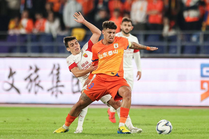 Cryzan, jogador do Shandong Taishan, protege a bola frente ao Shangai Port