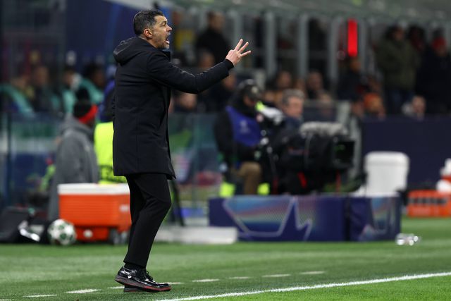 Sérgio Conceição a dar indicações aos seus jogadores no Milan-Feyenoord