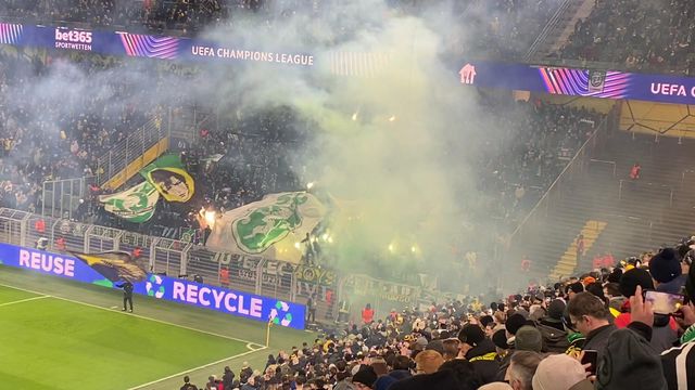 Adeptos do Sporting deflagram pirotecnia em Dortmund antes do início do jogo