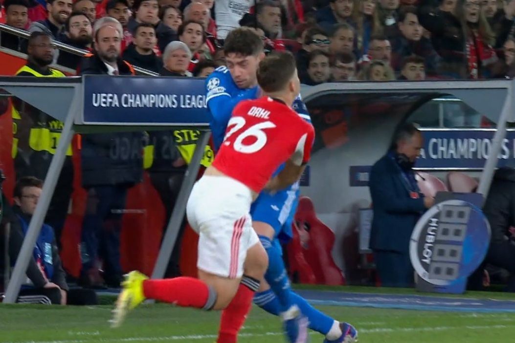 Momento da agressão de Valverde a Samuel Dahl no jogo entre Benfica e Real Madrid