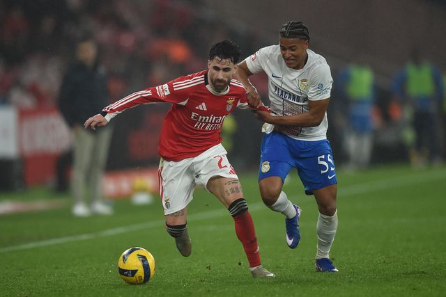 Chissumba tenta travar Rafa no jogo do Alverca frente ao Benfica no Estádio da Luz - Foto: Miguel Nunes