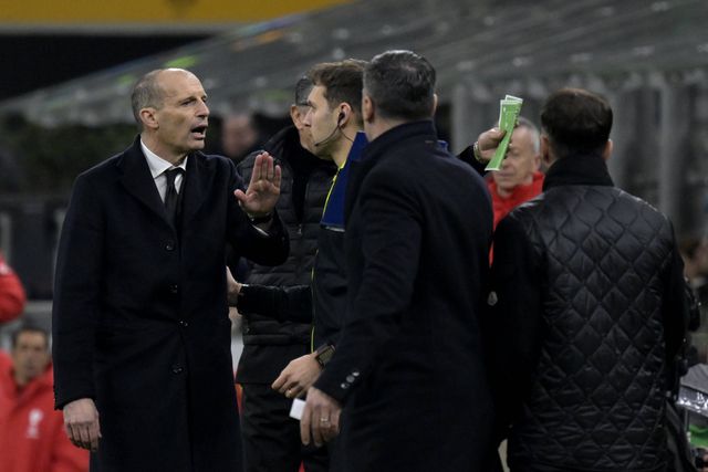 Allegri em discussão com Fábregas