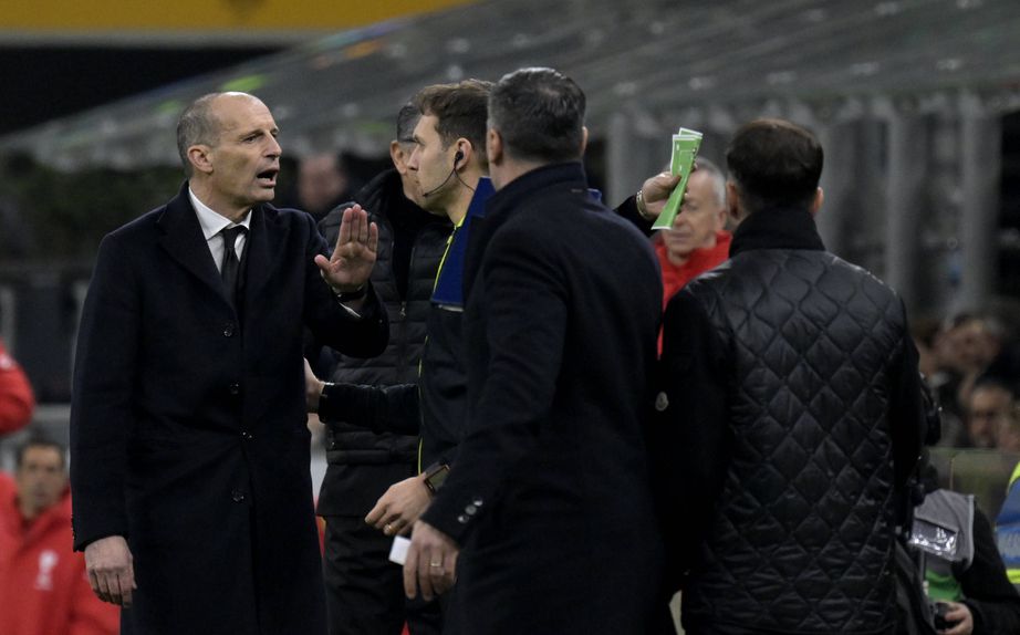 Allegri em discussão com Fábregas