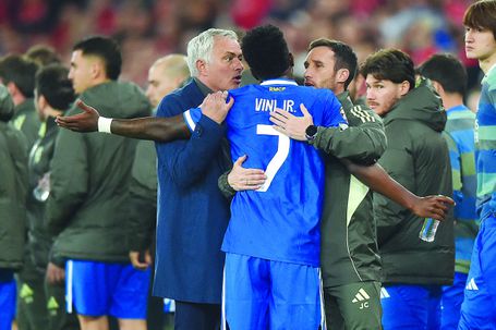 José Mourinho conversa com Vinícius depois deste ter acusado Prestianni de insultos racistas — Foto: Miguel Nunes