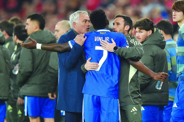 José Mourinho conversa com Vinícius depois deste ter acusado Prestianni de insultos racistas — Foto: Miguel Nunes