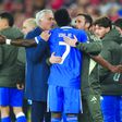 José Mourinho conversa com Vinícius depois deste ter acusado Prestianni de insultos racistas — Foto: Miguel Nunes