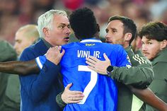 José Mourinho conversa com Vinícius depois deste ter acusado Prestianni de insultos racistas — Foto: Miguel Nunes
