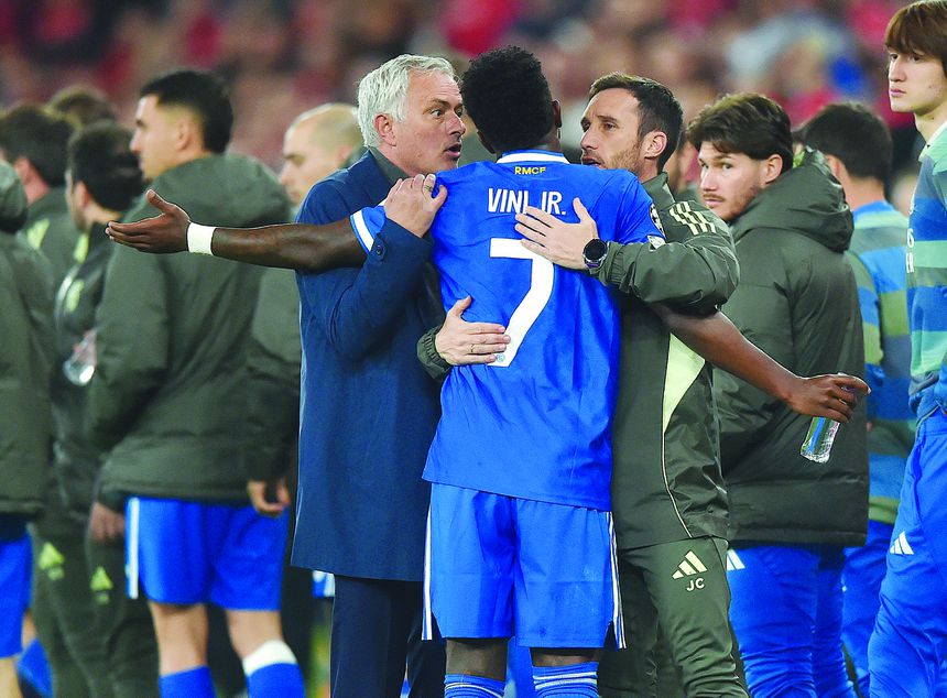José Mourinho conversa com Vinícius depois deste ter acusado Prestianni de insultos racistas — Foto: Miguel Nunes