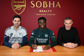 Bukayo Saka a assinar o novo contrato pelo Arsenal - Foto: Arsenal