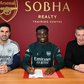 Bukayo Saka a assinar o novo contrato pelo Arsenal - Foto: Arsenal