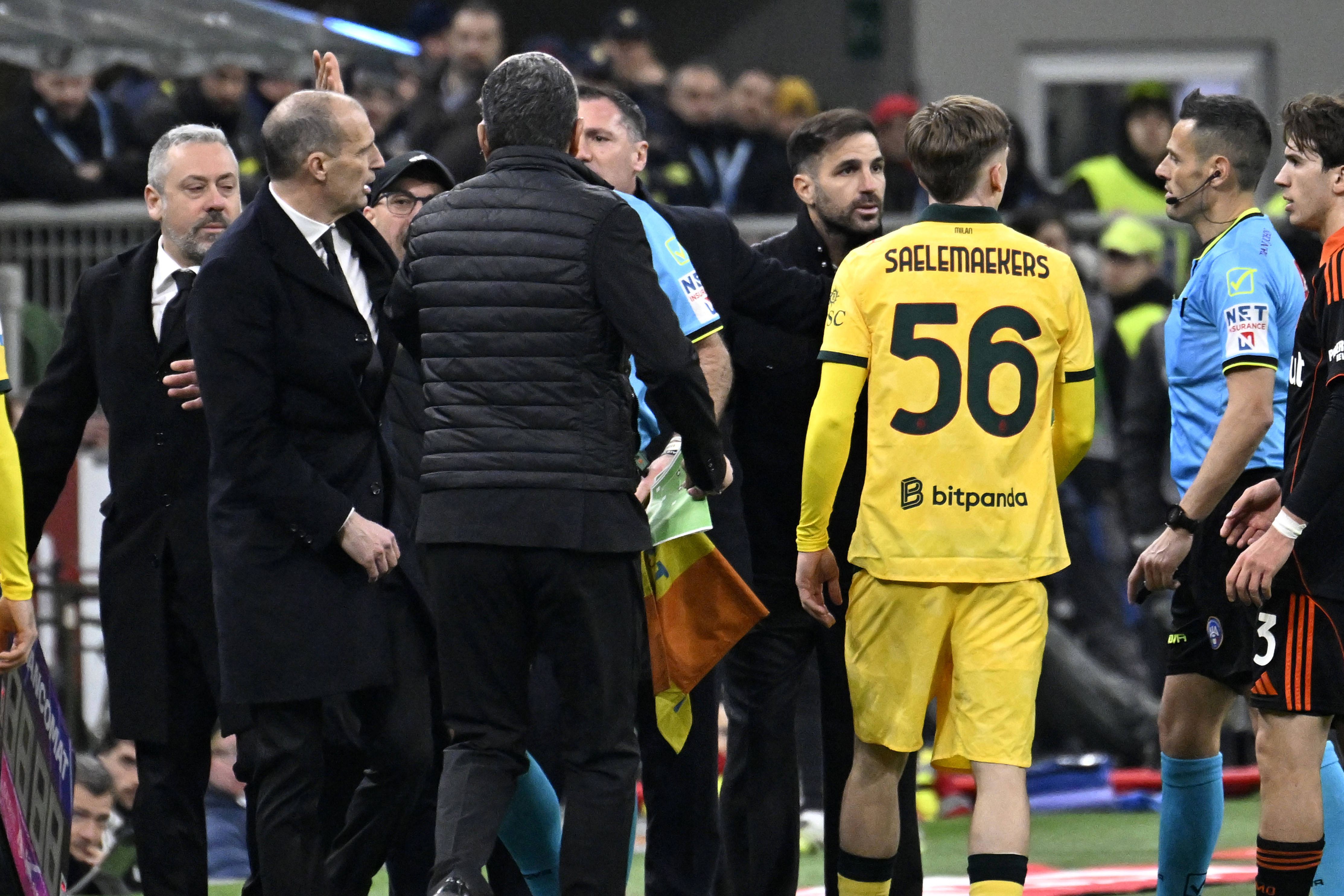 Allegri e Fàbregas em discussão nos bancos de suplentes