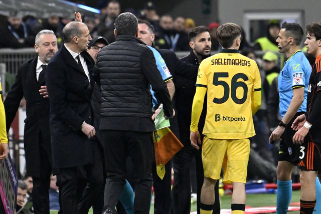 Allegri e Fàbregas em discussão nos bancos de suplentes