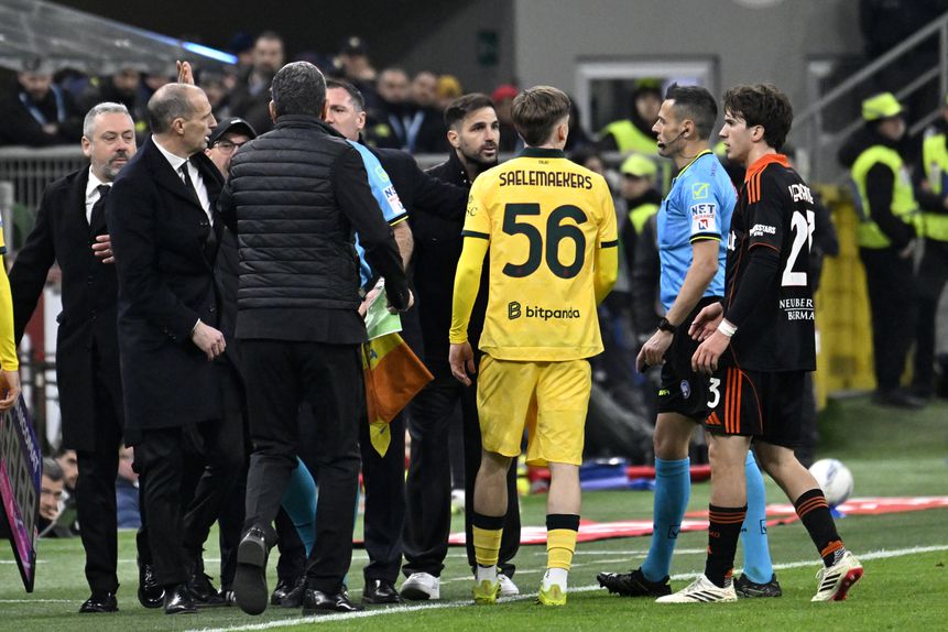 Allegri e Fàbregas em discussão nos bancos de suplentes